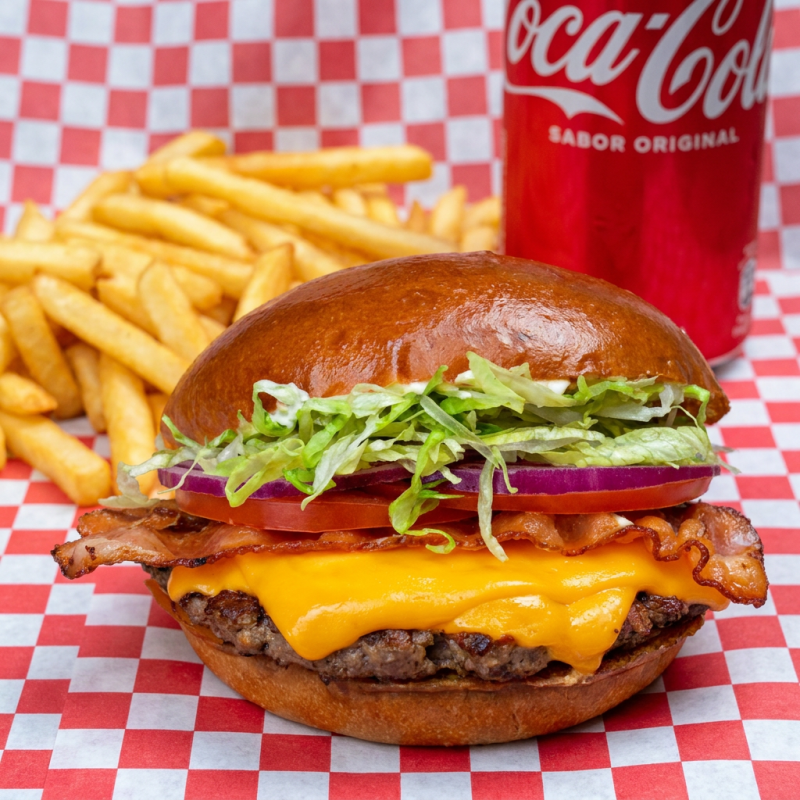 Smash de 100g,queijo,bacon, salada e maionese da casa
batata frita
coca lata