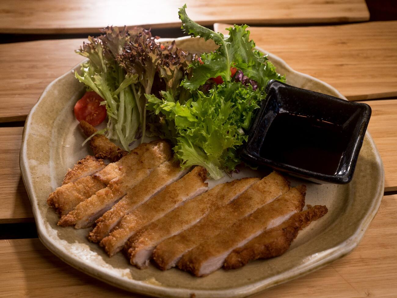 Copa à milanesa, acompanha salada de folhas e molho a parte