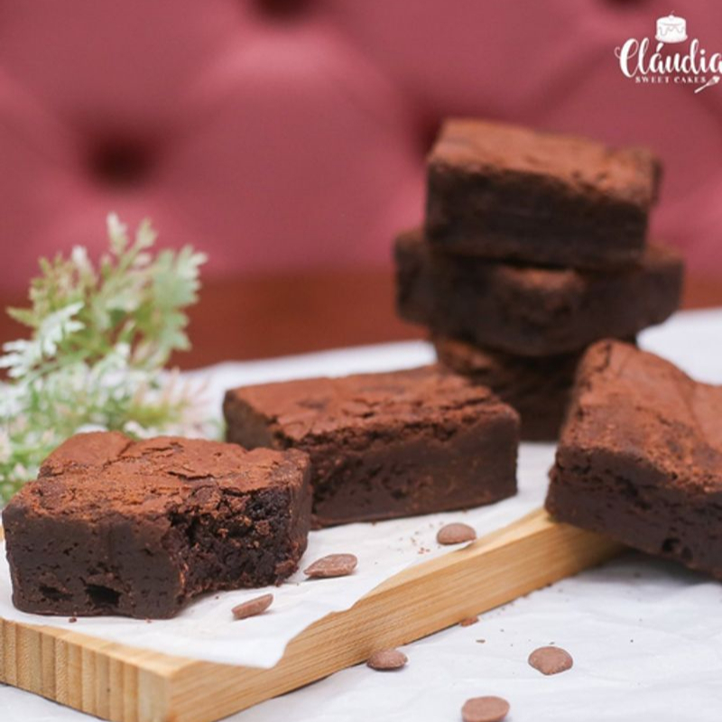 Massa molhadinha por dentro e casquinha crocante por fora, feito com puro chocolate nobre Aprox: 80g.