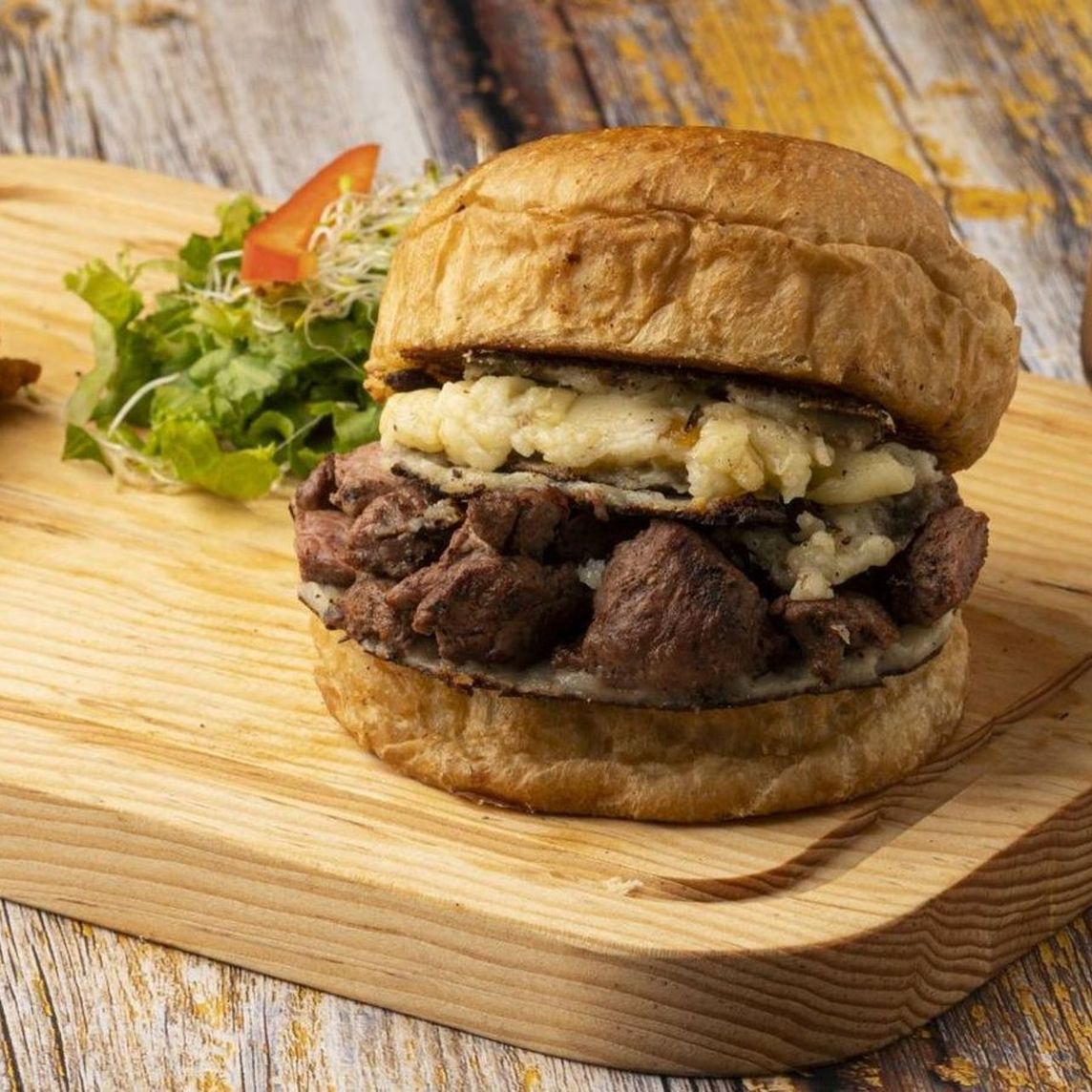 Arrachera burger con papas