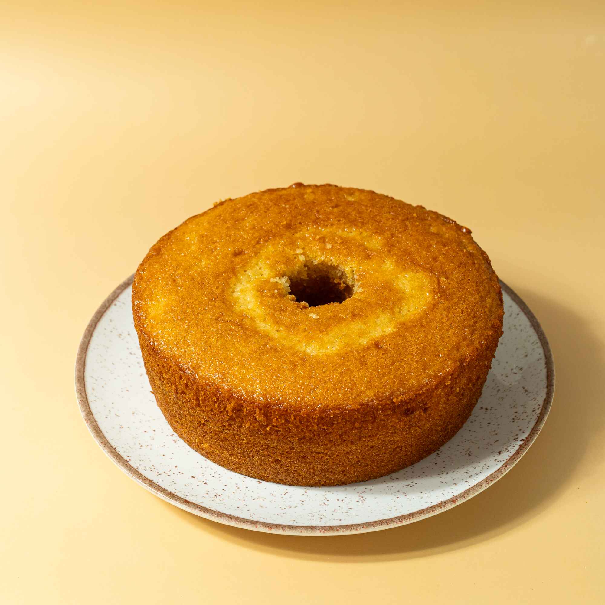 Na nossa loja de bolos é o bolo típico de receita da vovó, que lembra fim de tarde com cheiro de café fresco. Combina com geleia, manteiga e requeijão.
Serve até 8 fatias.