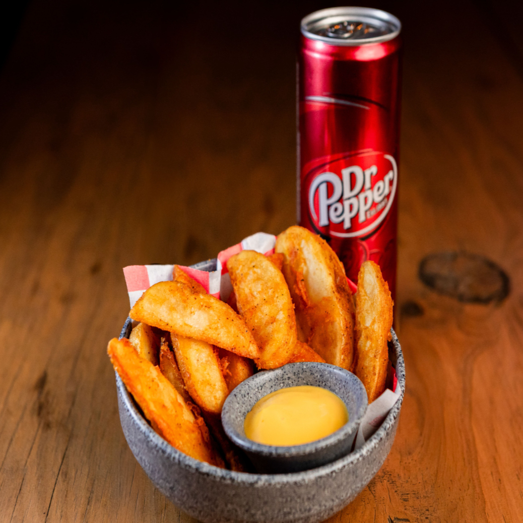 Papas gajo con aderezo cheddar