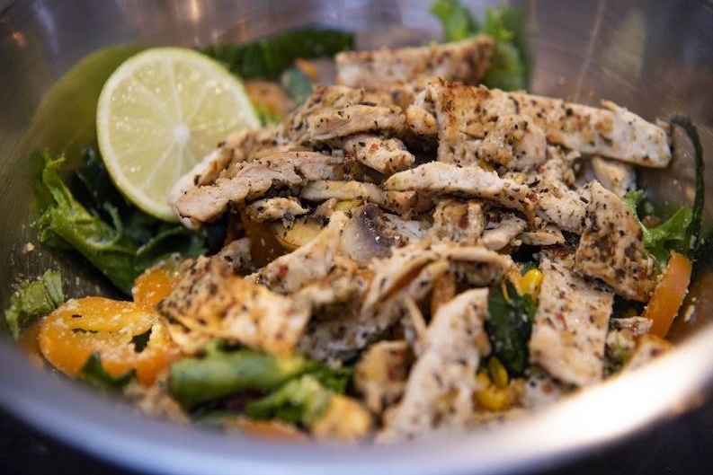 ENSALADA POLLO CON PESTO