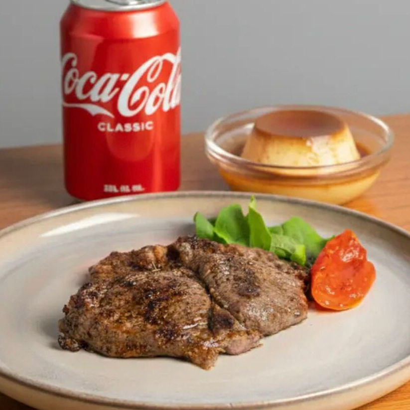 Alcatra (150g, pesado in natura) com guarnições, bebida e sobremesa. A experiência mais completa para sua refeição. Proteína submetida a processo de maturação controlada, que intensifica o sabor e garante maciez superior. Grelhada com precisão para preservar suculência e textura, resultando em um prato sofisticado e marcante. (Prato completo pesando aproximadamente 500g)