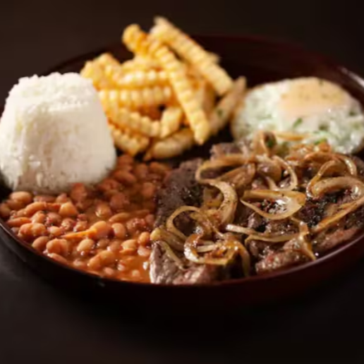 Bife acebolado, feijão de caldo, fritas, ovo estalado e arroz branco.