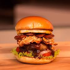 Pão Brioche, Blend 120g Artesanal Bovino Gourmet, Queijo Mussarela, Presunto, Ovo, Bacon Crocante em Tiras, Milho, Batata Palha e Salada (Alface e Tomate)