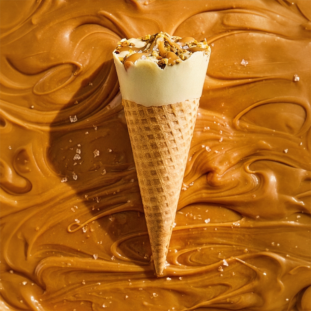 Cone de gelato de caramelo salgado com cobertura de caramelo, recheio de creme de caramelo e mix de nuts glaceadas, 75g.