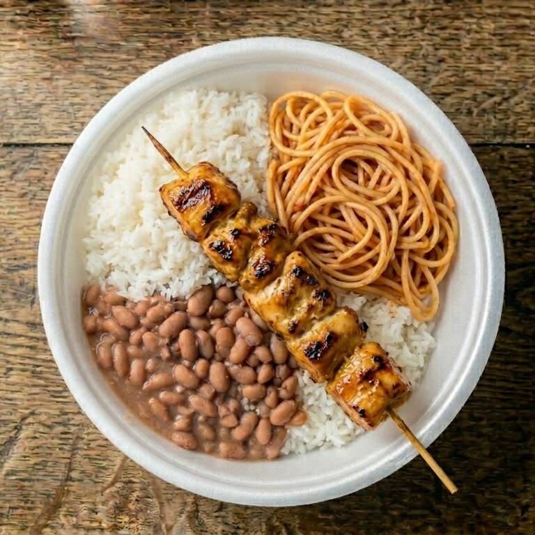 ESPETINHO DE FRANGO, ARROZ, FEIJÃO, macarrão
