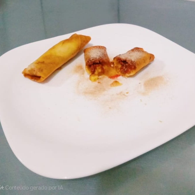 Massa fina crocante recheada com goiabada e queijo polvilhado com canela.