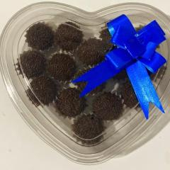 Coração composto por 15 brigadeiros irresistíveis. Este presente é um gesto de amor e consideração que se adequa a diversas ocasiões: aniversários, celebrações, surpresas e até mesmo como um mimo corporativo. Ideal para esposa, marido, namorado(a), amigo(a) ou qualquer membro da família. Portanto, se você busca um presente especial, memorável e deliciosamente doce, esta é a escolha perfeita!