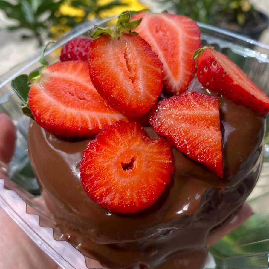 Nossa massa branca bem molhadinha, recheada no centro com nossa geleia de morango artesanal, é finalizada com uma generosa cobertura de brigadeiro de leite Ninho e pedaços de morango, proporcionando uma experiência simplesmente incrível a cada mordida. Pesa aproximadamente 300g.