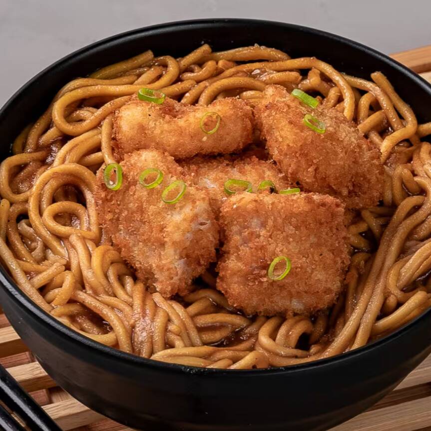 Macarrão asiático com molho à base de tonkatsu cobertos com porção de pedaços de frango Crispy e cebolinha fresca. Aprox.385g.