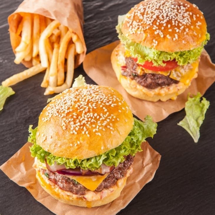 Hamburguesa y papas a la francesa 🍔🍟
