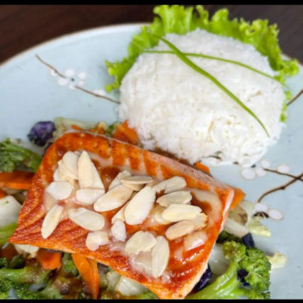 Acompanha um delicioso salmão grelhado ao molho do cheff, legumes refogado, amêndoas e uma porção de gohan.