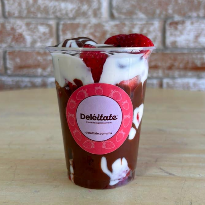 Vaso Fresa con Crema y Chocolate