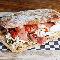 Ciabatta de Jamón Serrano y Queso Burrata