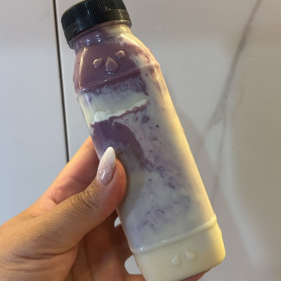 Açai batido com leite, leite condensado e leite em pó, recheado com creme de ninho e leite em pó