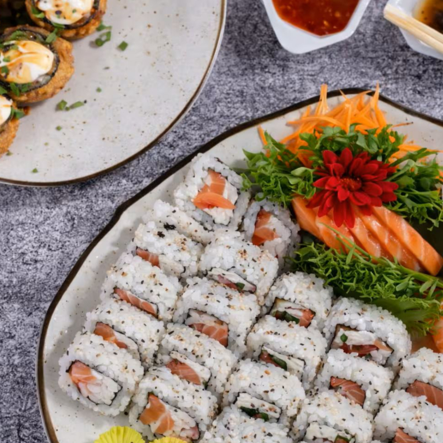 10 Uramaki Filadelfia 10uramaki California 10 Uramaki Romeu E Julieta 10 Batera De Camarão Enpanado 10 Hot Filadelfia 5 Uramaki Skin Encapado Com Salmão E Molho De Maracuja 5 Uramaki Skin Especial De Cream Cheese E Doritos 4 Sashimis De Salmão 2 Joe De Salmão 2 Niguiri De Salmão 3hashi 3 Guardanapos 2shoyu 30ml