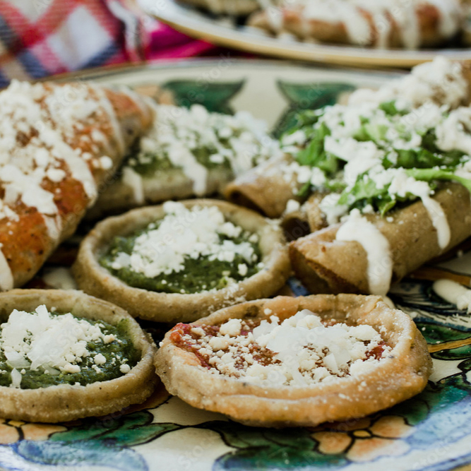 2 Sopes Surtidos + 2 Tacos Surtidos + Agua Med Lt