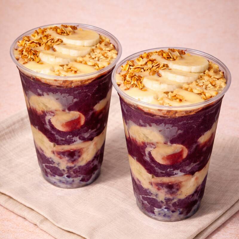 dois copos de 550 ml com banana, granola, amendoim granulado , e leite condensado