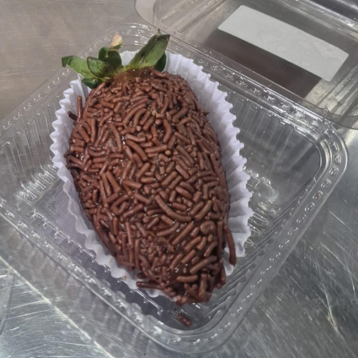 Nossa deliciosa e inesquecível Coxinha Doce de Chocolate recheada com morango está de volta! Uma das sobremesas mais queridas do cardápio.