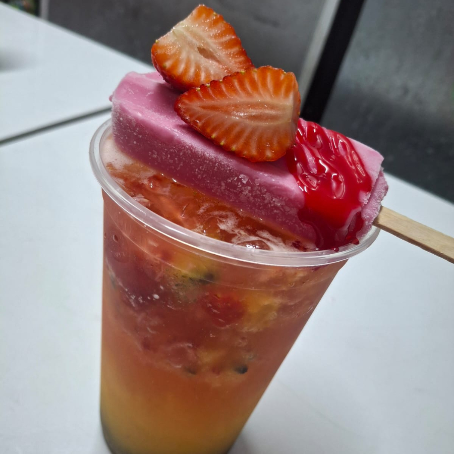 Vodka, Yakult, leite condensado, morango e picolé.