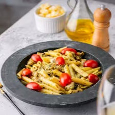 (Penne ou Fettuccine) molho de pesto e filé de frango grelhado.