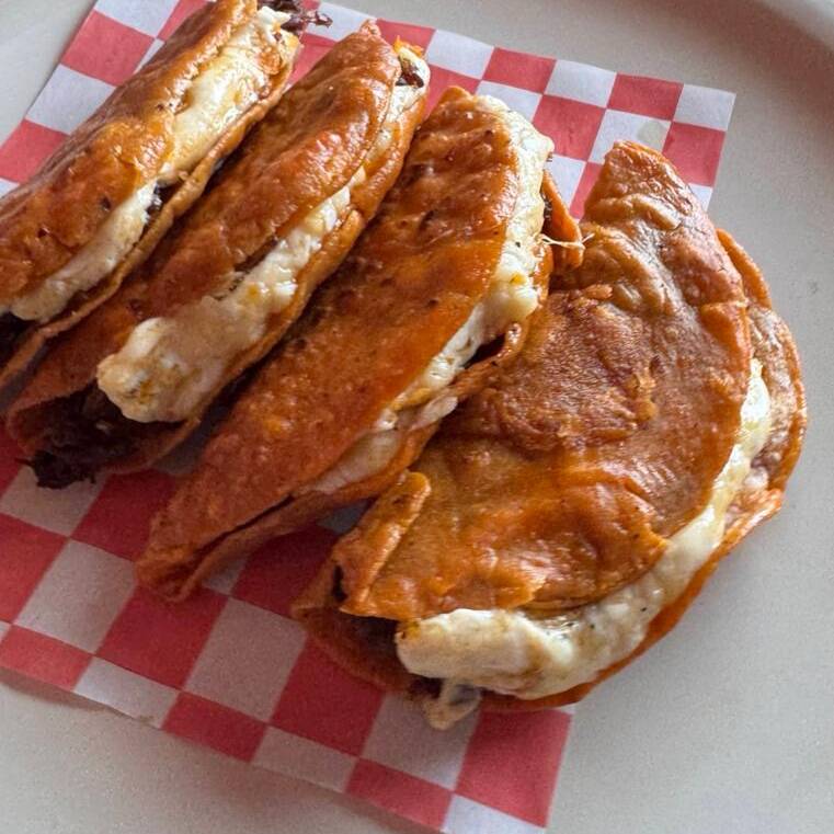 TACO DORADO CON QUESO