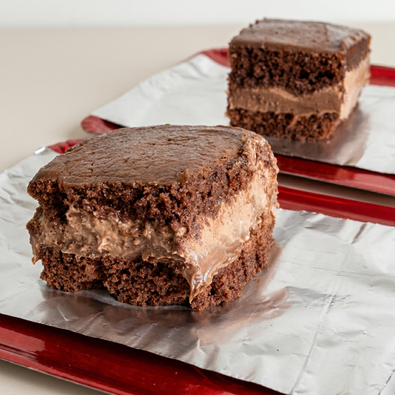 Deliciosamente preparado com uma Massa bem molhada, generosamente recheado com Brigadeiro de Ninho e Nutella de verdade. . . . ###tags#### promoção promocao oferta desconto barato taxa gratis entrega grátis combo doce sobremesa bolo fatia brownie braune brauni browni nutela Nutella Ninho kitkat red velvet pistache geleia cenoura brigadeiro chocolate copo felicidade bombom cone trufado pai de mel pote pavê pudim cuscuz cookies tortas tortellete bolo vulcao vulcão salgado gourmet artesanal