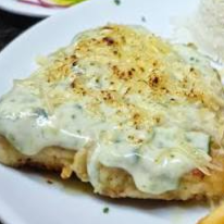 Filé de tilápia ao molho de Catupiry, arroz e fritas