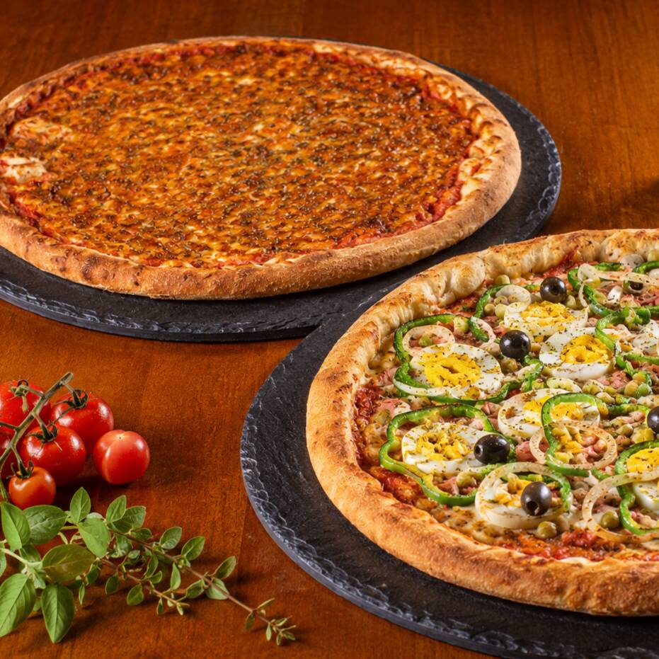 O combo perfeito para a família. 2 Pizzas Grandes de 35cm (8 fatias cada) nos sabores clássicos que todo mundo gosta:
Pizza portuguesa - Molho de tomate artesanal, queijo mussarela, presunto, ovo, rodelas de pimentão, cebola, ervilha, azeitona e orégano.
Pizza mussarela - Molho de tomate artesanal, queijo mussarela e orégano.