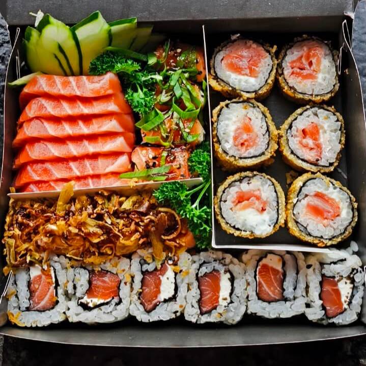 Combo Prime - 24 peças: 6 Sashimi salmão, 6 Hot Filadélfia, 6 Filadelfia Holl, 3 Pirulito de Salmao, 3 Poro Joy.