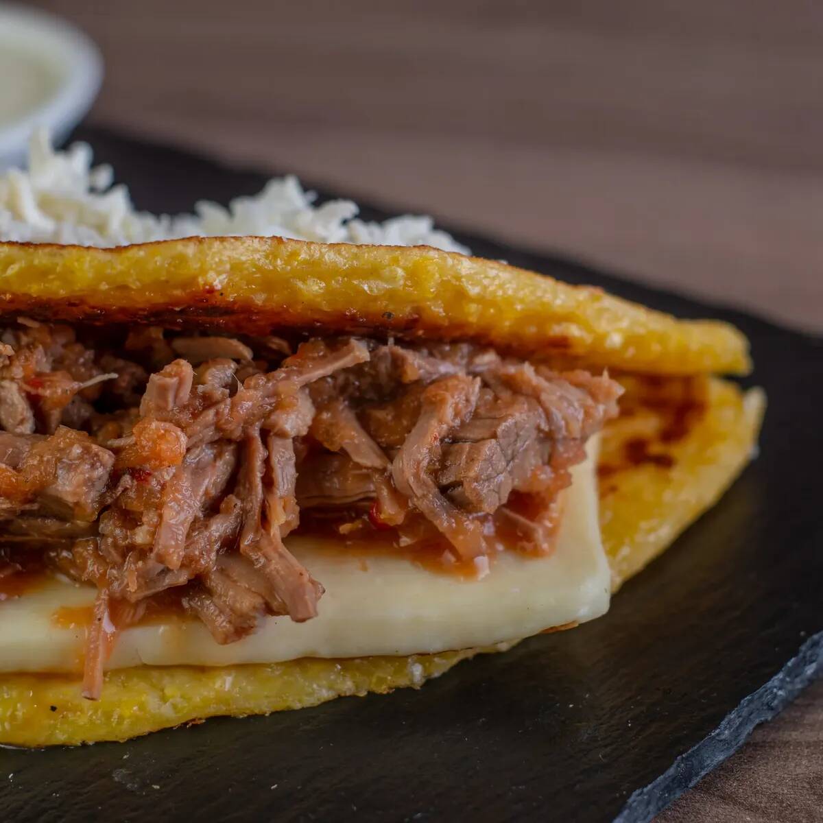 Cachapa con Queso Fresco y Carne Mechada