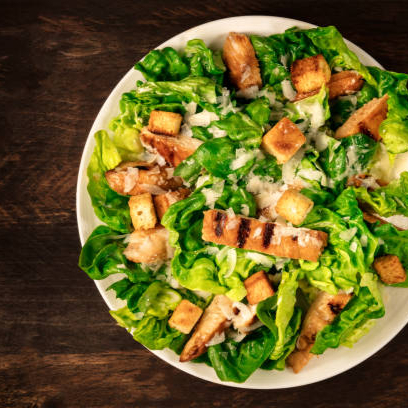 Salada caesar crocante com molho da casa e filé de frango
