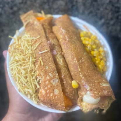 Acompanha: bacon, frango, calabresa, pernil, contra filé , milho, batata palha, 2 omelete recheada (Catupiry ou cheeder), (omelete feita com presunto e orégano). Deixar na descrição preferencia para recheio. ( servido na marmita grande 1100 ml)