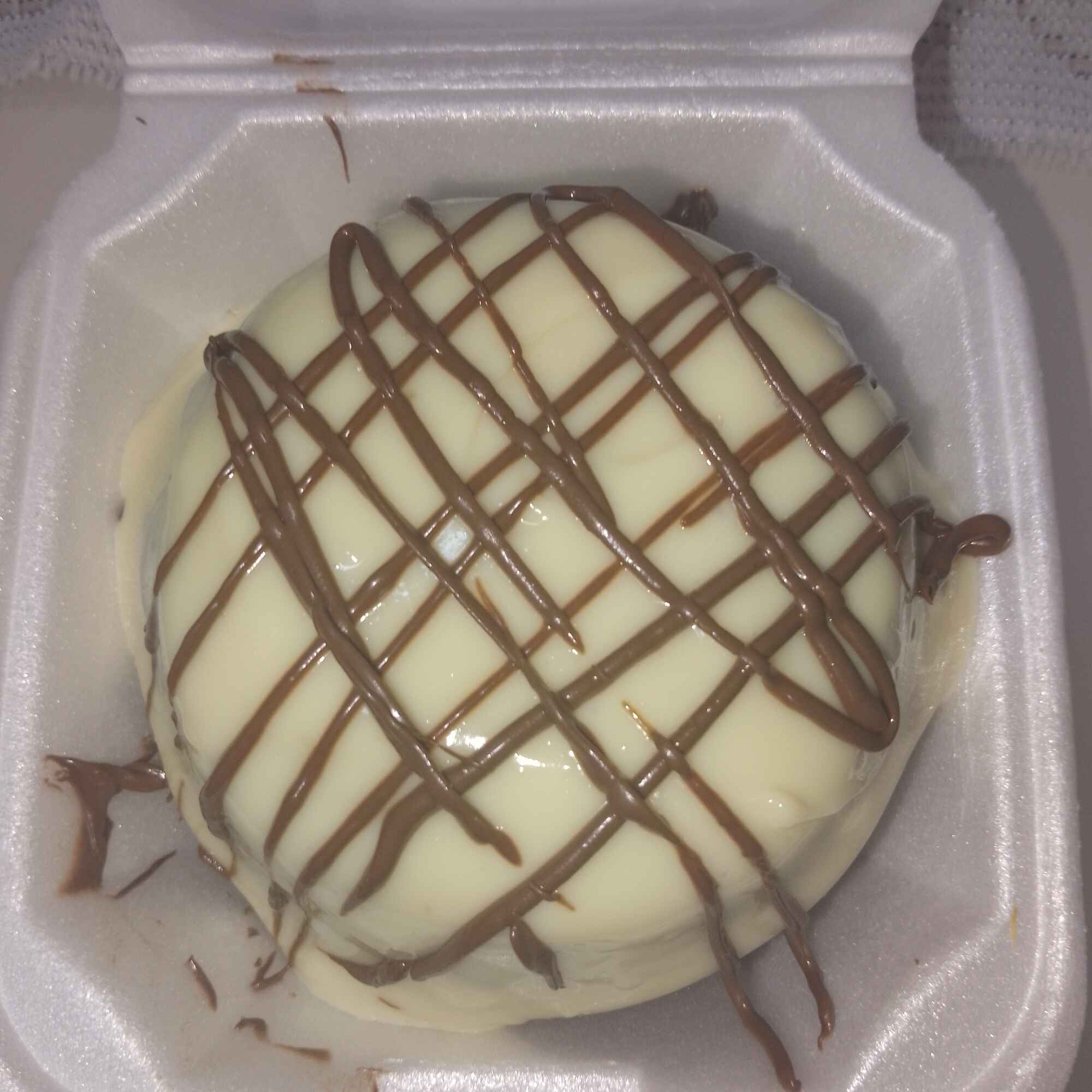 Massa de chocolate 50% bem molhadinha,com um recheio super cremoso de ninho finalizado com calda de chocolate.