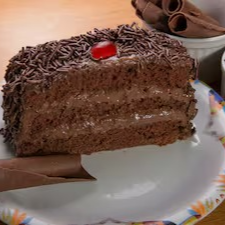 Fatia de brigadeiro. Recheio de brigadeiro e cobertura de granulado.