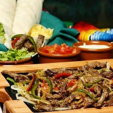 Grelhado de filet mignon acompanha tortillas de trigo aquecidas, alface em tiras, tomate picado, queijo prato em tiras, sour cream e guacamole. Recheie nossas tortillas com o grelhado e nossos acompanhamento. Faça sua "farra"! Servem 2 pessoas.