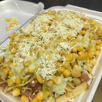 salchipapa de pollo con maiz y queso derretido