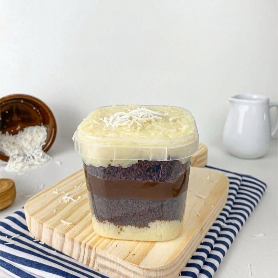 Camadas de massa amanteigada de chocolate super macia, recheadas com um cremoso brigadeiro de coco e brigadeiro 50% cacau, criando o contraste perfeito entre o doce delicado do coco e a intensidade do chocolate. Um clássico irresistível para quem ama a combinação de coco com chocolate!