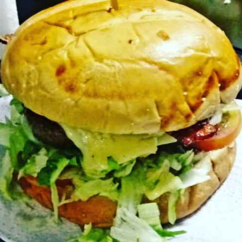 Pão Brioche Macio, Hambúrguer Bovino Queijo Mussarela ou Creme Cheddar, Molho Verde da Casa, Barbecue, Alface Crocante e Tomate Fresco. Sabor Em Dobro!