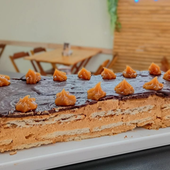 Aquela torta irresistível, recheada de doce de leite com cream cheese e com bolachas levemente saborizadas no café. Perfeita pra quem quer um doce que desmancha na boca
