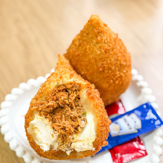 Coxinha sequinha e crocante frita na hora, tamanho grande, nos sabores abaixo.