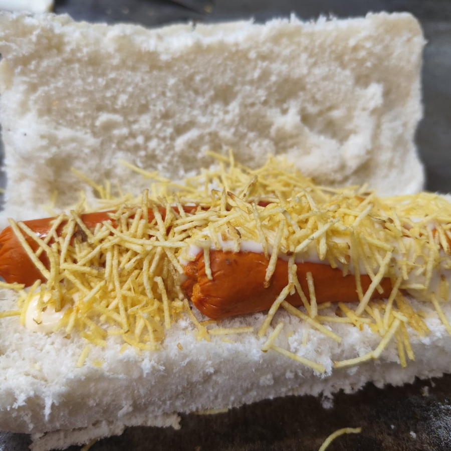 Pão, 2 vinas, maionese e batata palha