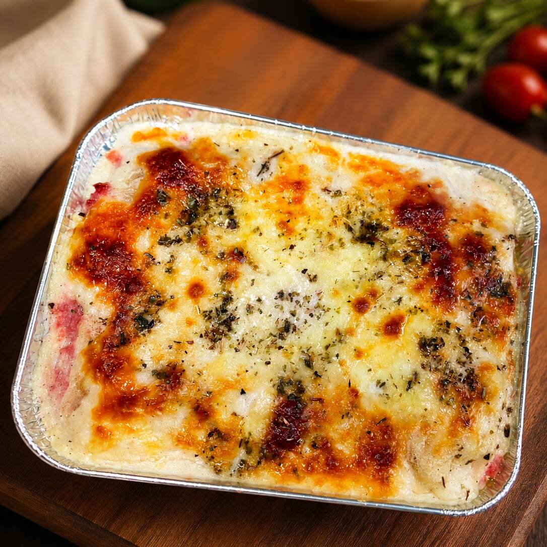 Lasanha de Queijo com Presunto 🧀✨
Camadas de massa intercaladas com presunto selecionado e muito queijo derretido, envolvidas no nosso irresistível molho branco artesanal, finalizadas com queijo gratinado e um toque de ervas finas. Uma combinação cremosa, saborosa e preparada com aquele gostinho de comida feita em casa.
Peça a sua e aproveite uma refeição quentinha, cremosa e cheia de sabor!