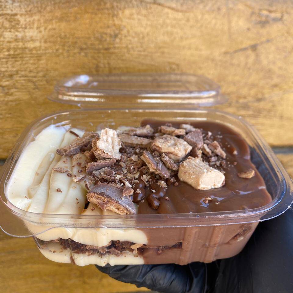 Brigadeiro tradicional 50% cacau, brigadeiro de leite ninho cremoso,
Pedaços de Brownie molhadinho, Kinder Bueno picado. Na finalização Nutella e pedaços de kinder Bueno.