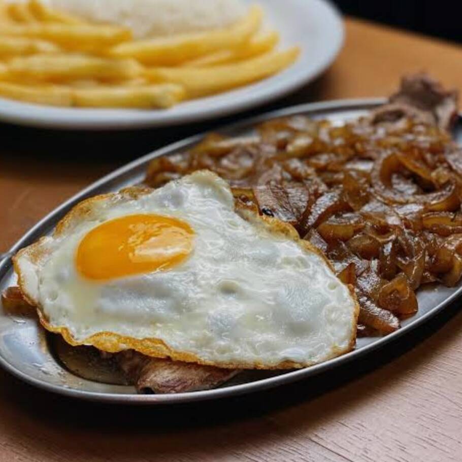 Carne, ovo frito, Arroz branco, batata frita, salada vinagrete e farofa