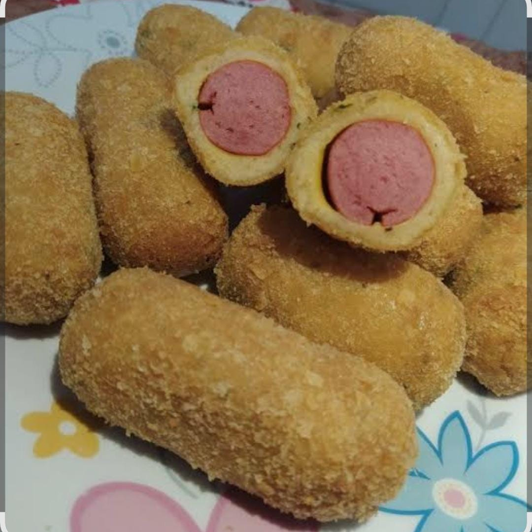 delicioso enrolado de salsicha suculenta ,perfeita para um lanche rapido e saboroso .Experimente a crocancia e o sabor irresistivel ..acompanhado com maionese caseira .