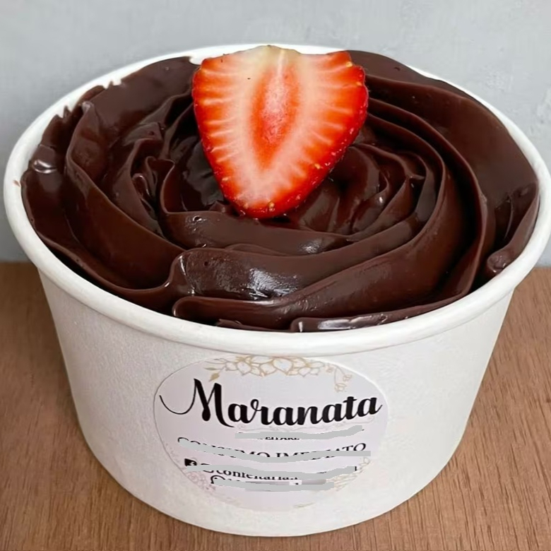 Massa fofinha de chocolate molhada com calda de leite condensado, coberto com brigadeiro gourmet e pedaços de morangos frescos. Os doces são preparados na hora que recebemos seu pedido, assim ele chega fresquinho para vc se deliciar. Enviado em nosso pote biodegradável. Ótima opção para presente.