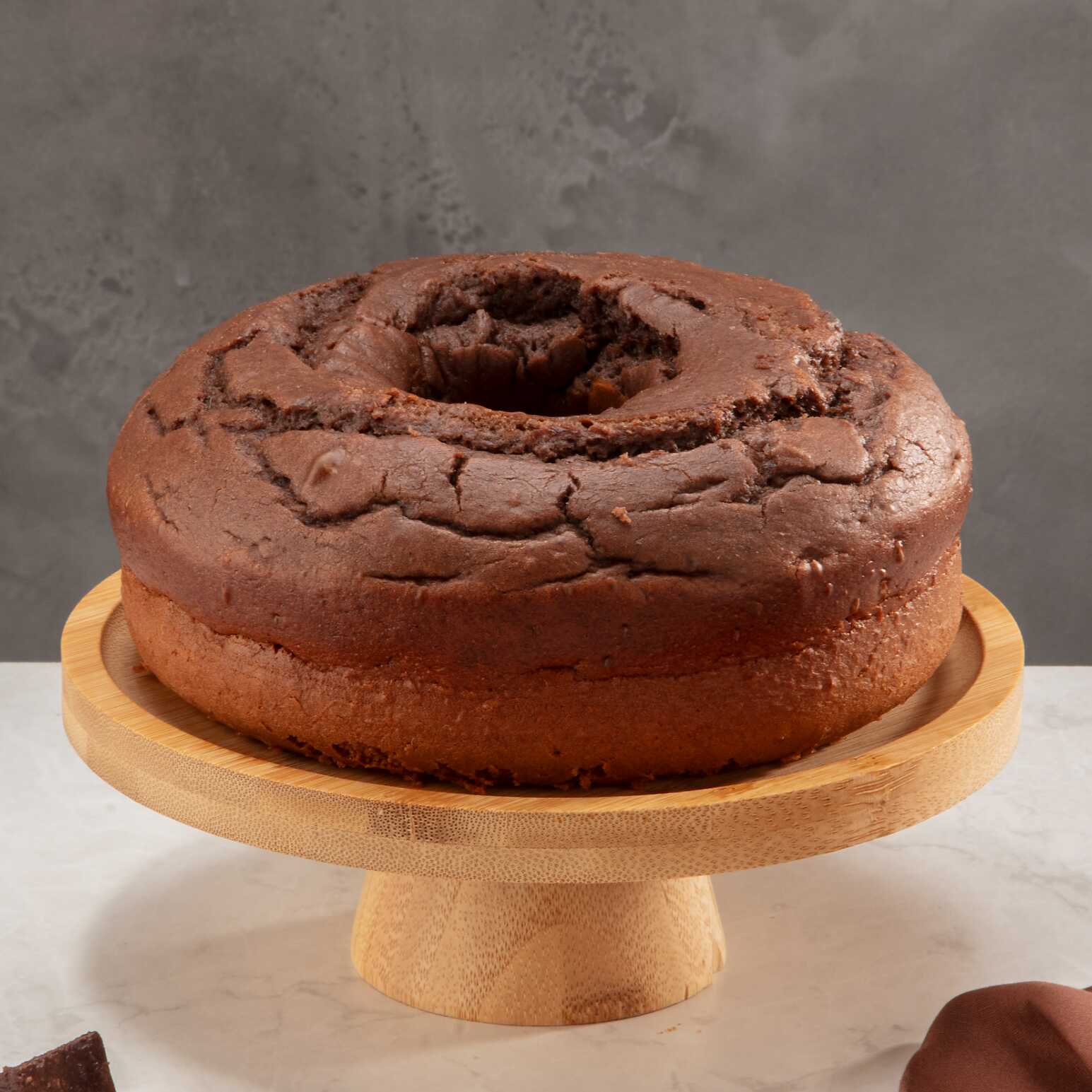 Massa de chocolate adoçada com adoçante culinário e um toque especial de whey protein na composição. Os Bolos Diet são produzidos sem adição de açúcar, utilizando adoçante.
Bolo pequeno serve até 8 fatias